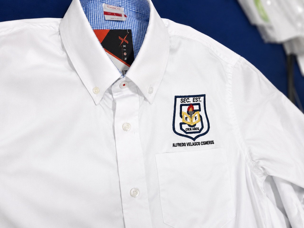 Camisa escolar con bordado