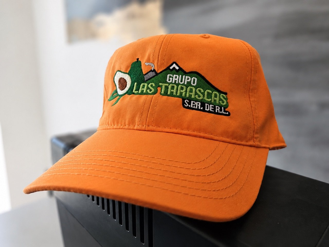 Gorra naranja con bordado
