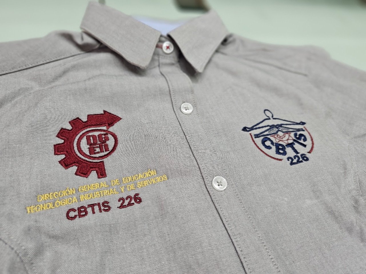 Uniforme técnico con bordados CBTIS
