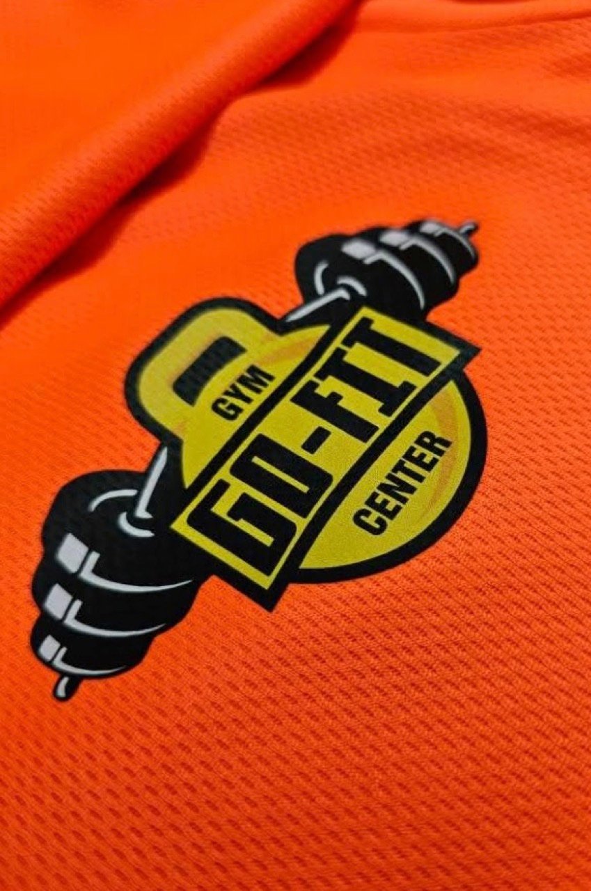 Playera naranja con estampado DTF deportivo