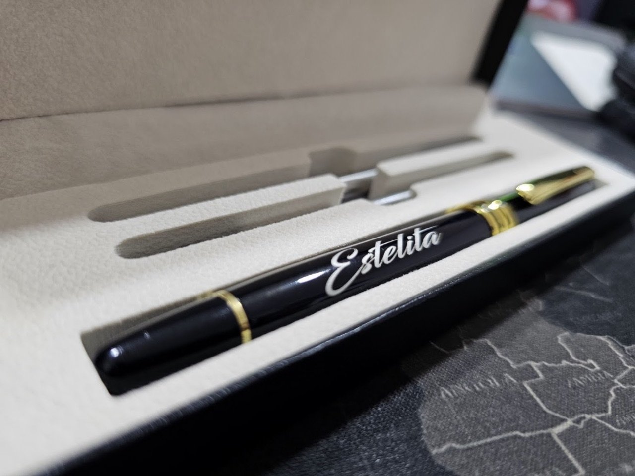 Pluma con nombre grabado a láser