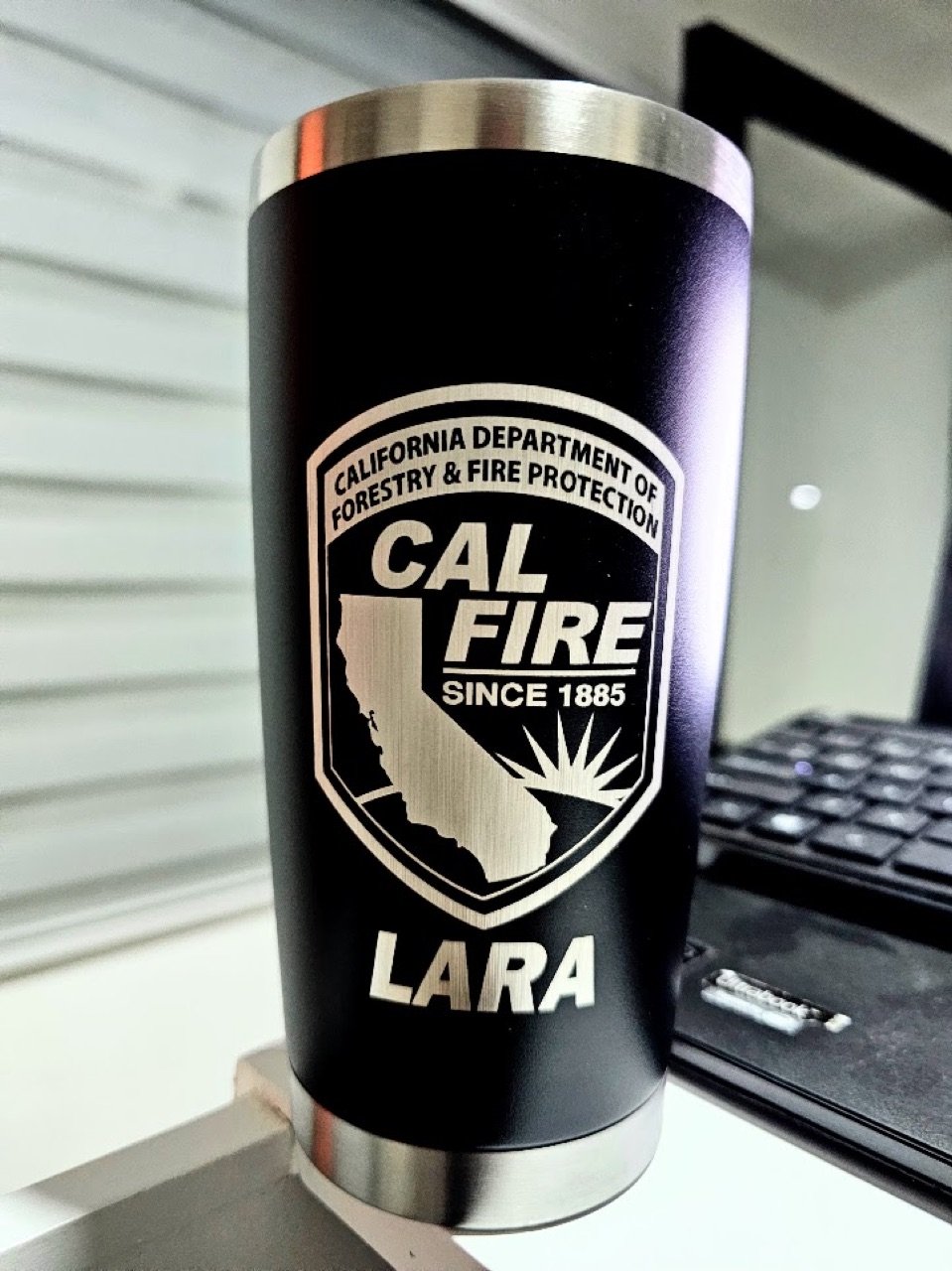Termo negro con grabado láser de emblema