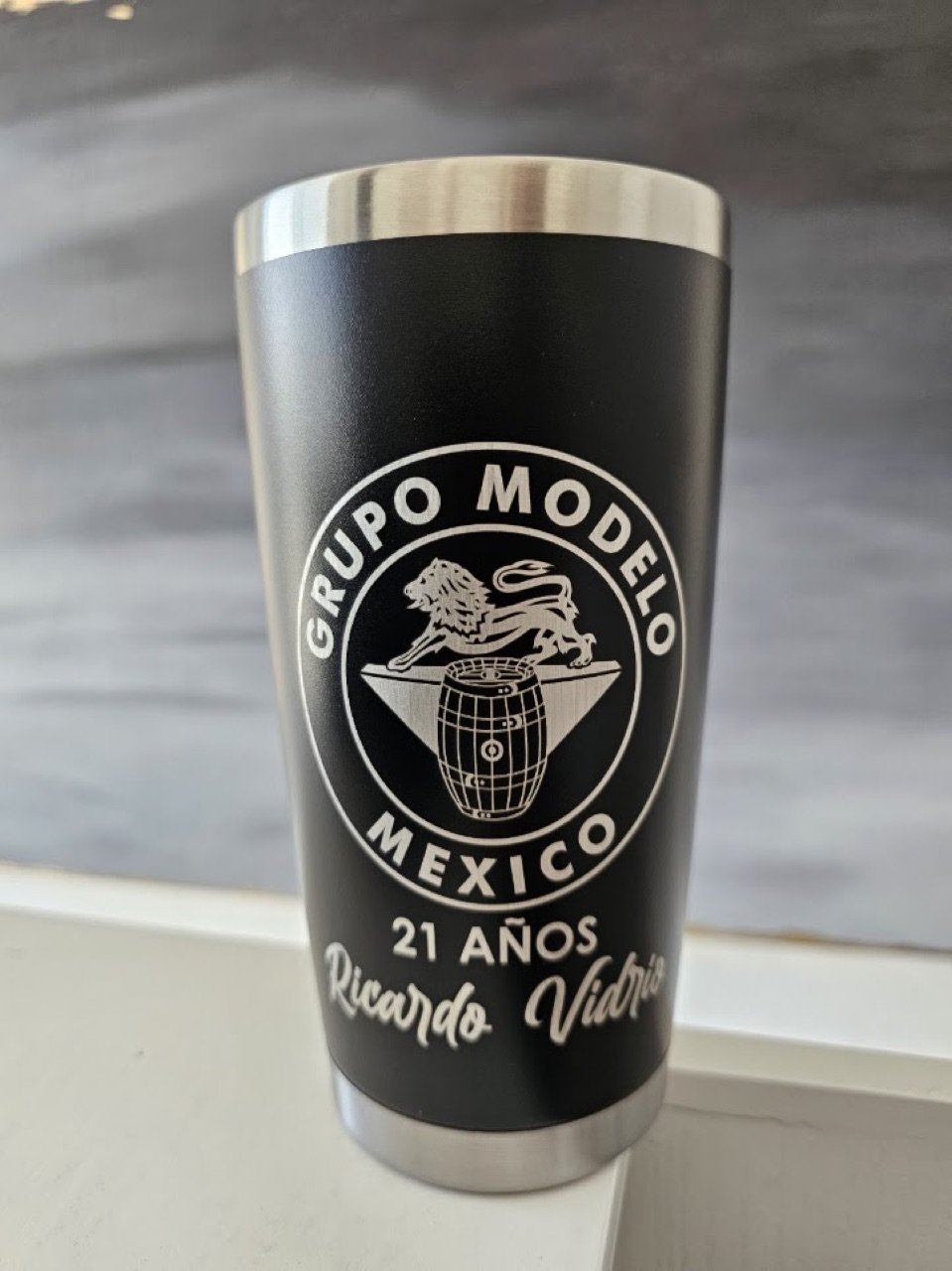 Vaso negro con grabado láser